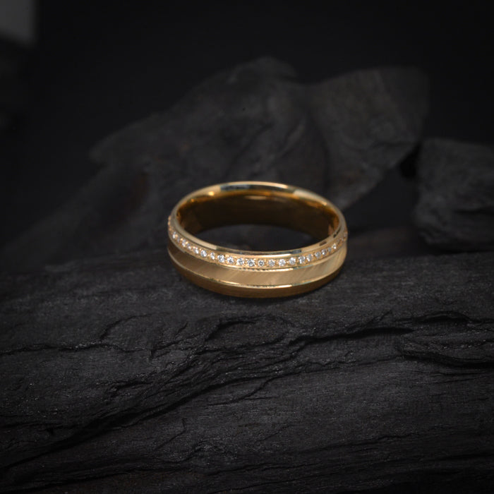 Par de argollas de matrimonio macizas de 6mm con incrustación de cristales elaboradas en oro de 14 kilates