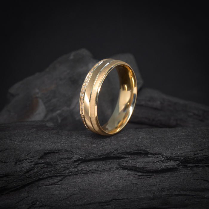 Par de argollas de matrimonio macizas de 6mm con incrustación de cristales elaboradas en oro de 10 kilates
