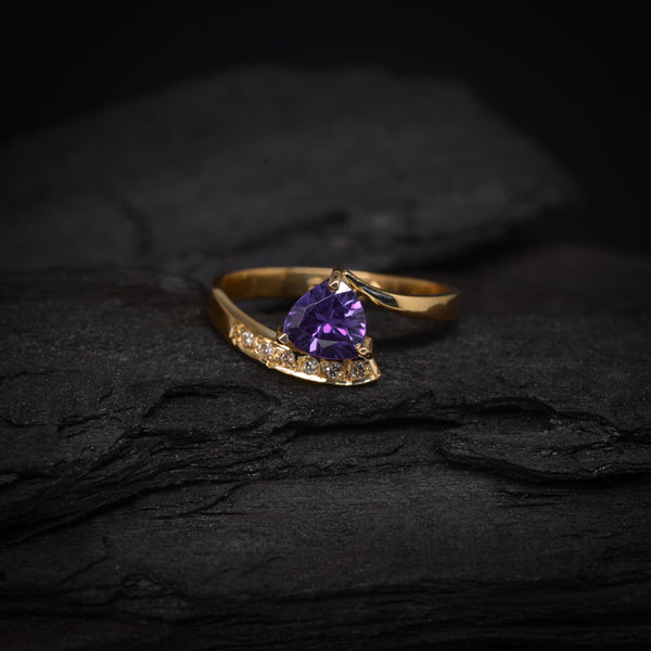 Anillo de compromiso con amatista natural corte trillión y 6 diamantes laterales elaborado en oro amarillo 14 kilates