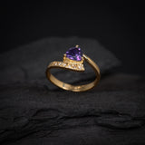 Anillo de compromiso con amatista natural corte trillión y 6 diamantes laterales elaborado en oro amarillo 14 kilates