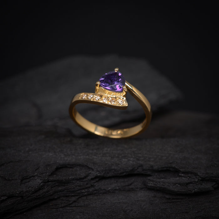 Anillo de compromiso con amatista natural corte trillión y 6 diamantes laterales elaborado en oro amarillo 14 kilates