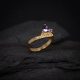 Anillo de compromiso con amatista natural corte trillión y 6 diamantes laterales elaborado en oro amarillo 14 kilates
