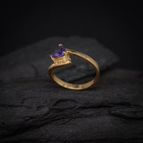 Anillo de compromiso con amatista natural corte trillión y 6 diamantes laterales elaborado en oro amarillo 14 kilates