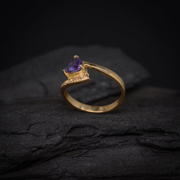 Anillo de compromiso con amatista natural corte trillión y 6 diamantes laterales elaborado en oro amarillo 14 kilates