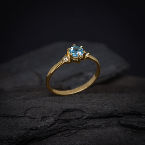 Anillo de compromiso con topacio y 2 diamantes naturales elaborado en oro amarillo de 14 kilates