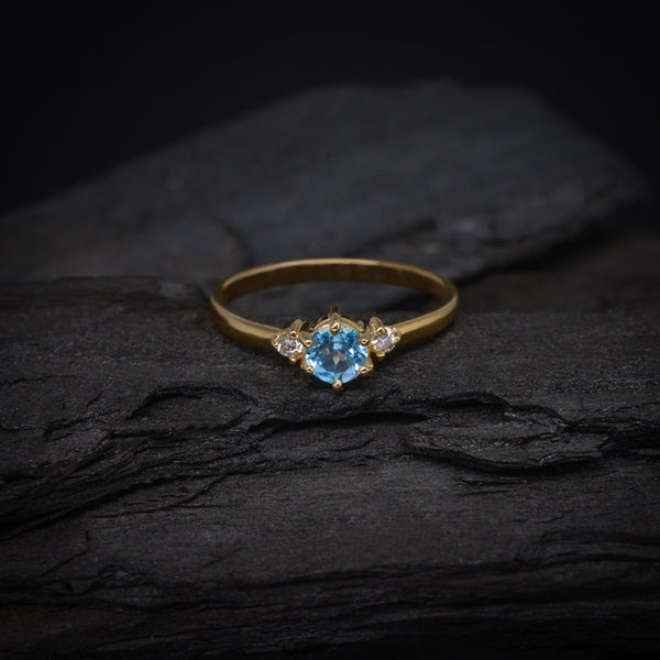 Anillo de compromiso con topacio y 2 diamantes naturales elaborado en oro amarillo de 14 kilates