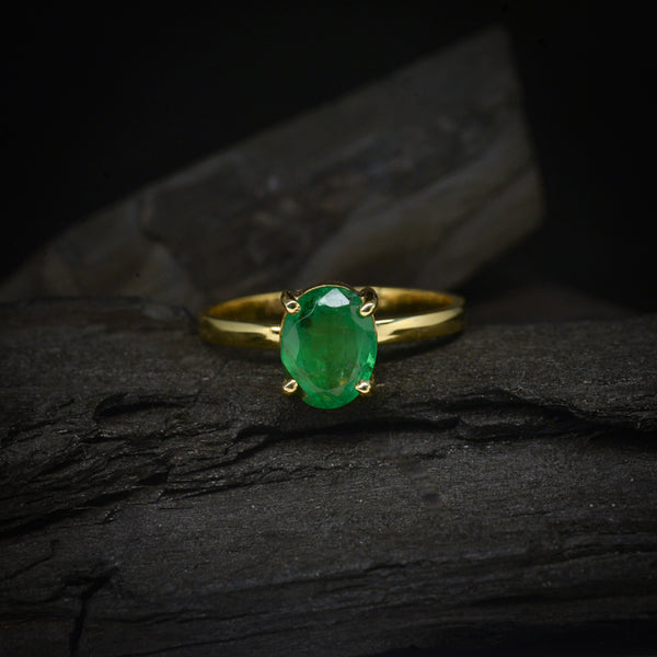 Anillo de compromiso con esmeralda natural corte oval elaborado en oro amarillo de 14 kilates