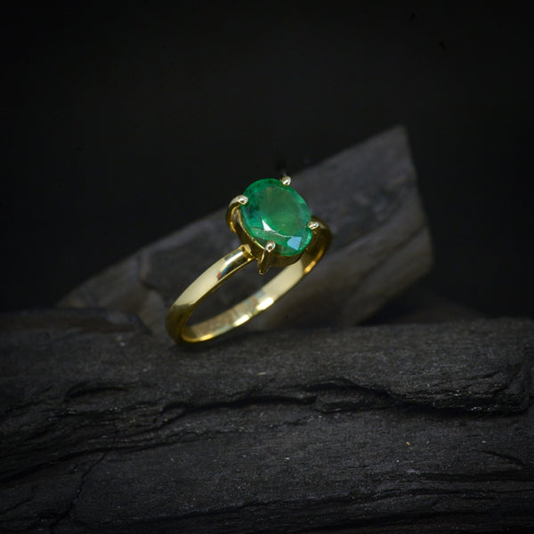 Anillo de compromiso con esmeralda natural corte oval elaborado en oro amarillo de 14 kilates