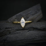 Anillo de compromiso con moissanita corte marquise de 1 quilate con certificado GRA realizado en oro amarillo de 14 kilates