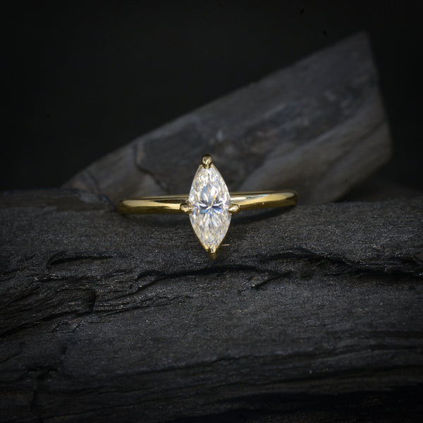 Anillo de compromiso con moissanita corte marquise de 1 quilate con certificado GRA realizado en oro amarillo de 14 kilates