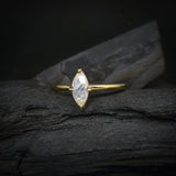 Anillo de compromiso con moissanita corte marquise de 1 quilate con certificado GRA realizado en oro amarillo de 14 kilates