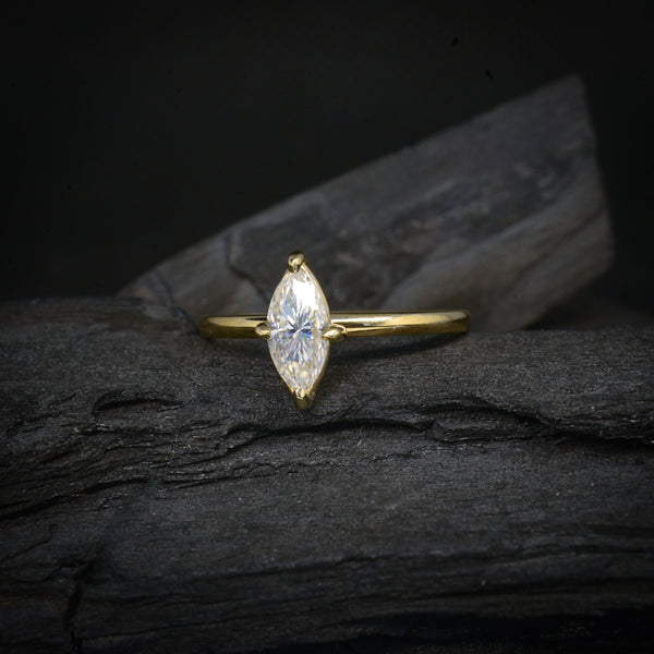 Anillo de compromiso con diamante natural de 1.0ct corte marquise con certificación GIA realizado en oro amarillo de 14k