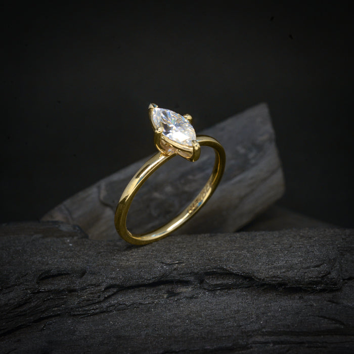 Anillo de compromiso con diamante de laboratorio marquise de 1.5ct con certificado IGI elaborado en oro amarillo de 14 kilates