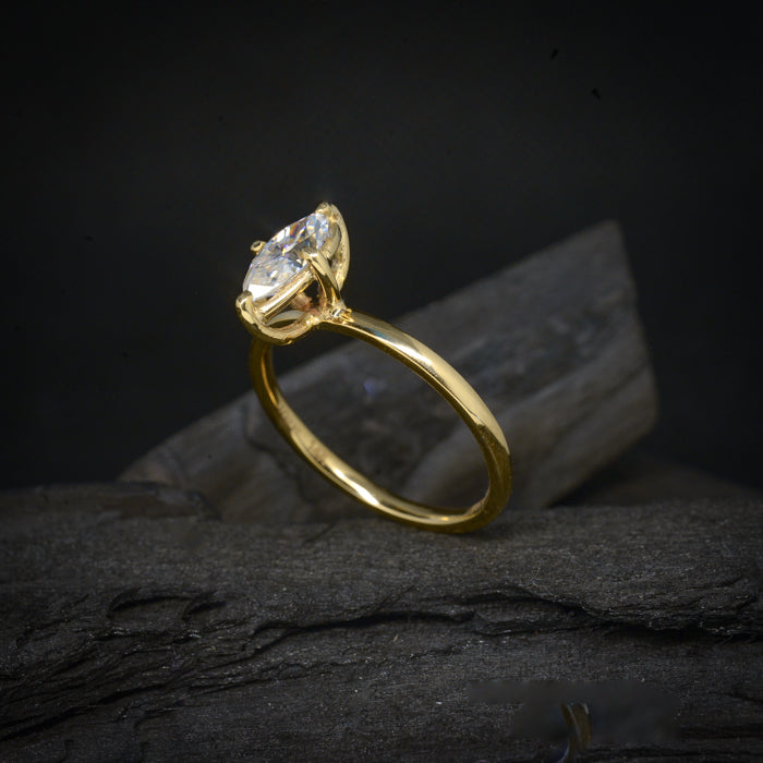 Anillo de compromiso con diamante de laboratorio marquise de 1.5ct con certificado IGI elaborado en oro amarillo de 14 kilates
