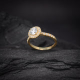 Anillo de compromiso con diamante de laboratorio central de .80ct y 27 diamantes naturales laterales elaborado en oro amarillo de 18 kilates