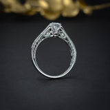 Anillo de compromiso con diamante natural de .50ct y 24 diamantes laterales en oro blanco de 14 kilates