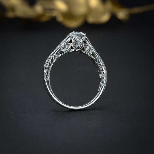 Anillo de compromiso con diamante natural de .50ct y 24 diamantes laterales en oro blanco de 14 kilates