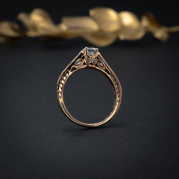 Anillo de compromiso con diamante natural de .40ct y 24 diamantes laterales elaborado en oro rosa de 14 kilates