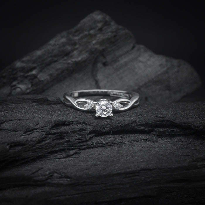 Anillo de compromiso con diamante natural de .20ct y 2 diamantes laterales elaborado en oro blanco de 14 kilates