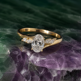 Anillo de compromiso con diamante natural de 1.0ct corte oval con certificación GIA y 4 diamantes naturales laterales elaborado en oro amarillo 14k
