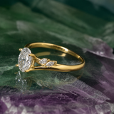 Anillo de compromiso con diamante natural de 1.0ct corte oval con certificación GIA y 4 diamantes naturales laterales elaborado en oro amarillo 14k