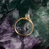 Anillo de compromiso con diamante natural de 1.0ct corte oval con certificación GIA y 4 diamantes naturales laterales elaborado en oro amarillo 14k