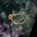 Anillo de compromiso con diamante natural de 1.0ct corte oval con certificación GIA y 4 diamantes naturales laterales elaborado en oro amarillo 14k