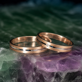 Par de argollas de matrimonio de 3mm macizas con incrustación de diamante natural de .01ct elaboradas en oro rosa y blanco de 18k