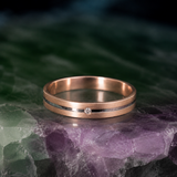Par de argollas de matrimonio de 3mm macizas con incrustación de diamante natural de .01ct elaboradas en oro rosa y blanco de 18k