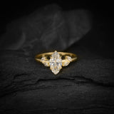 Anillo de compromiso con diamante de laboratorio de 1.0ct corte marquise con certificado IGI y 4 diamantes de laboratorio laterales elaborado en oro amarillo de 14k
