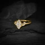 Anillo de compromiso con diamante de laboratorio de 1.0ct corte marquise con certificado IGI y 4 diamantes de laboratorio laterales elaborado en oro amarillo de 14k