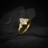 Anillo de compromiso con diamante de laboratorio de 1.0ct corte marquise con certificado IGI y 4 diamantes de laboratorio laterales elaborado en oro amarillo de 14k