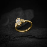 Anillo de compromiso con diamante de laboratorio de 1.0ct corte marquise con certificado IGI y 4 diamantes de laboratorio laterales elaborado en oro amarillo de 14k