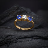 Anillo de compromiso con diamante natural de .50ct y 2 zafiros naturales realizado en oro amarillo de 18 kilates