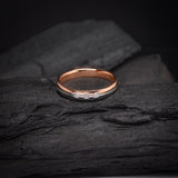 Argolla de matrimonio maciza de 3mm con incrustación de cristales elaborada en oro rosa y blanco de 14k