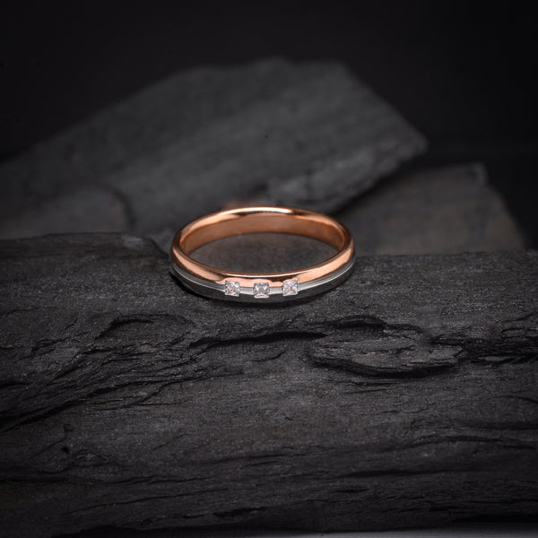 Argolla de matrimonio maciza de 3mm con incrustación de cristales elaborada en oro rosa y blanco de 14k