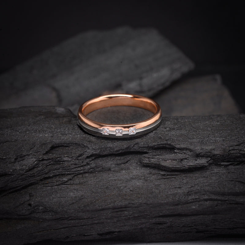 Argolla de matrimonio maciza de 3mm con incrustación de cristales elaborada en oro rosa y blanco de 14k