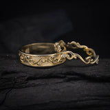 Par de argollas de matrimonio macizas de 4mm y 3mm con incrustación de cristales (alrededor de la pieza) elaboradas en oro amarillo de 14k