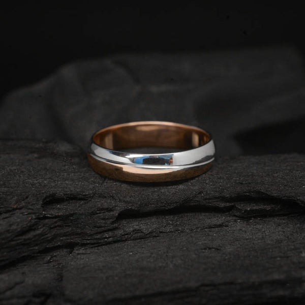 Argolla de matrimonio maciza de 4mm elaborada en oro rosa y blanco de 14k