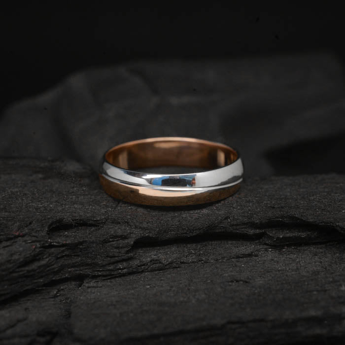 Argolla de matrimonio maciza de 4mm elaborada en oro rosa y blanco de 14k
