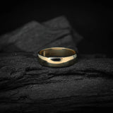 Par de argollas de matrimonio macizas de 4mm y 3mm con incrustación de cristales (mitad de la pieza) elaboradas en oro amarillo de 10k