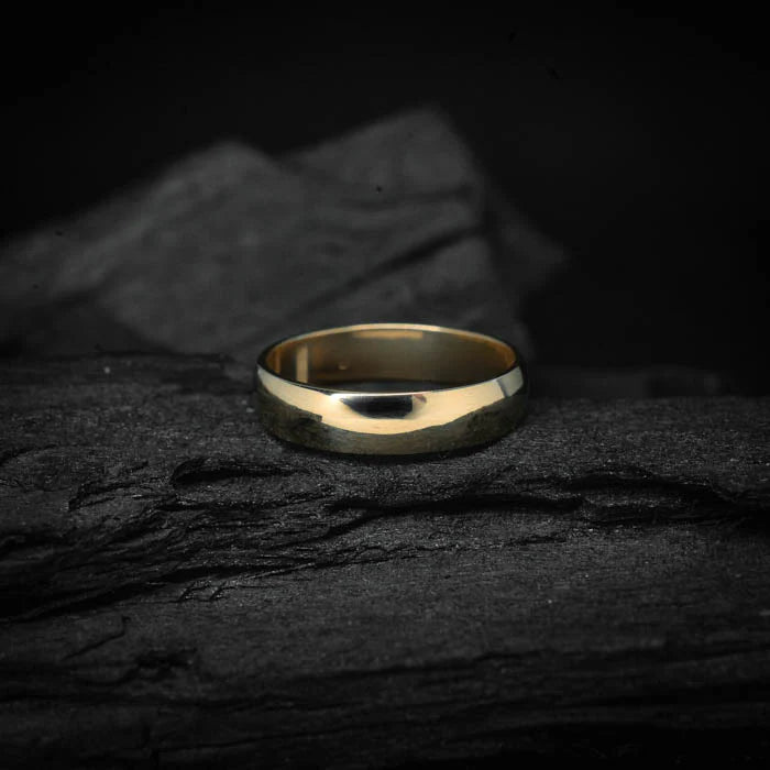 Par de argollas de matrimonio macizas de 4mm y 3mm con incrustación de cristales (mitad de la pieza) elaboradas en oro amarillo de 10k