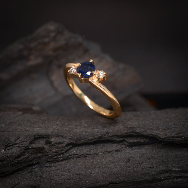 Anillo de compromiso con zafiro natural y 2 diamantes naturales laterales elaborado en oro de 14 kilates