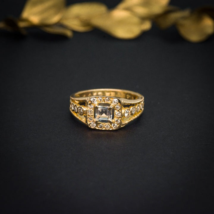 Anillo de compromiso con diamante natural central de .40ct con certificación GIA y .45ct de diamantes naturales laterales elaborado en oro amarillo de 18 kilates