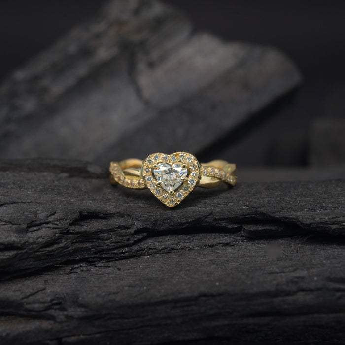 Anillo de compromiso con diamante natural central de .40ct corte corazón con certificación GIA y 26 moissanitas laterales elaborado en oro amarillo de 18 kilates