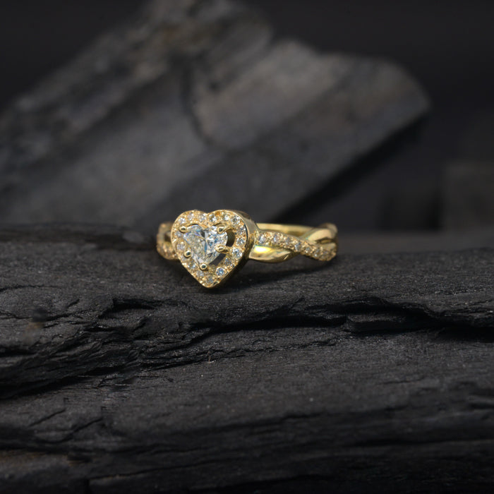 Anillo de compromiso con diamante natural central de .40ct corte corazón con certificación GIA y 26 moissanitas laterales elaborado en oro amarillo de 18 kilates