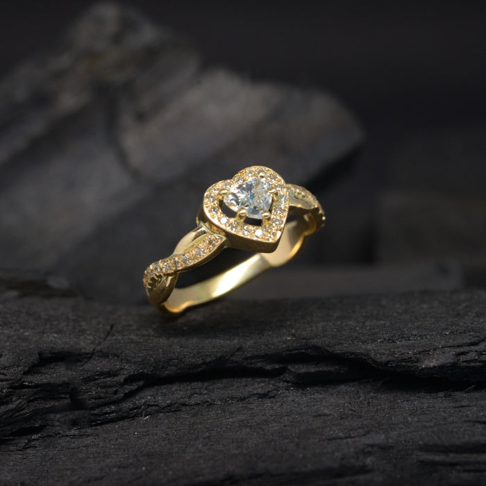 Anillo de compromiso con diamante natural central de .40ct corte corazón con certificación GIA y 26 moissanitas laterales elaborado en oro amarillo de 18 kilates