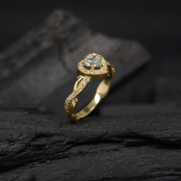 Anillo de compromiso con diamante natural central de .40ct corte corazón con certificación GIA y 26 moissanitas laterales elaborado en oro amarillo de 18 kilates