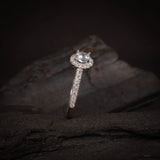 Anillo de compromiso con diamante natural central de .50ct corte brillante con certificado IGI y 27 cristales laterales elaborado en oro blanco de 14k