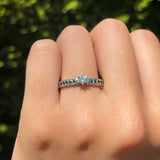 Anillo de compromiso con diamante natural de .20ct y 18 zafiros laterales elaborado en oro blanco de 14 kilates